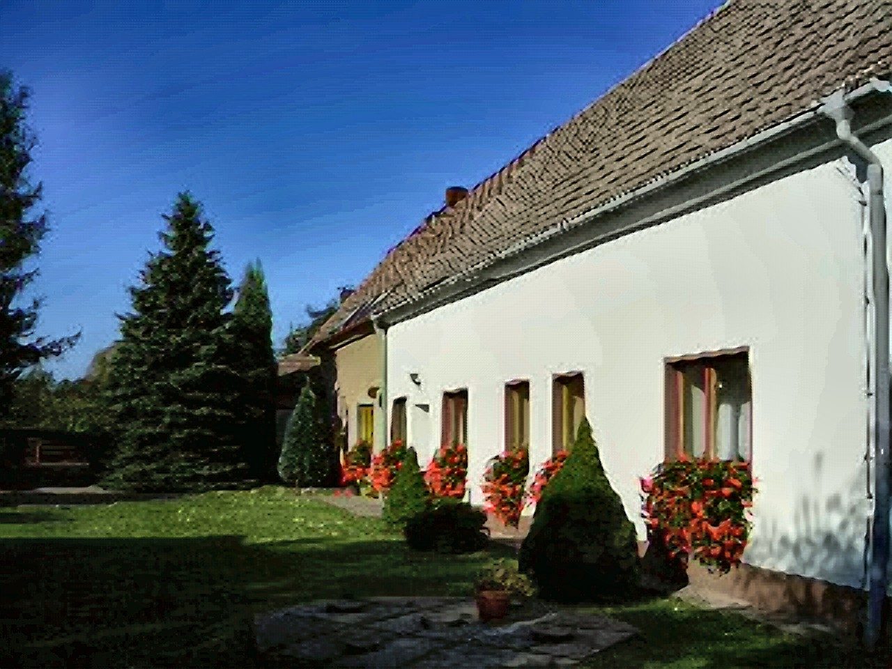 Pension Henkel – Außenansicht mit Blumenkästen