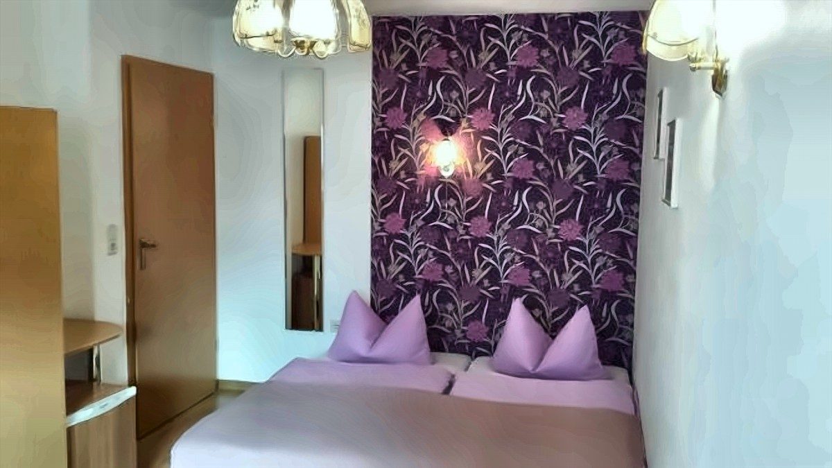 Zimmer 4 als Doppelzimmer mit Doppelbett
